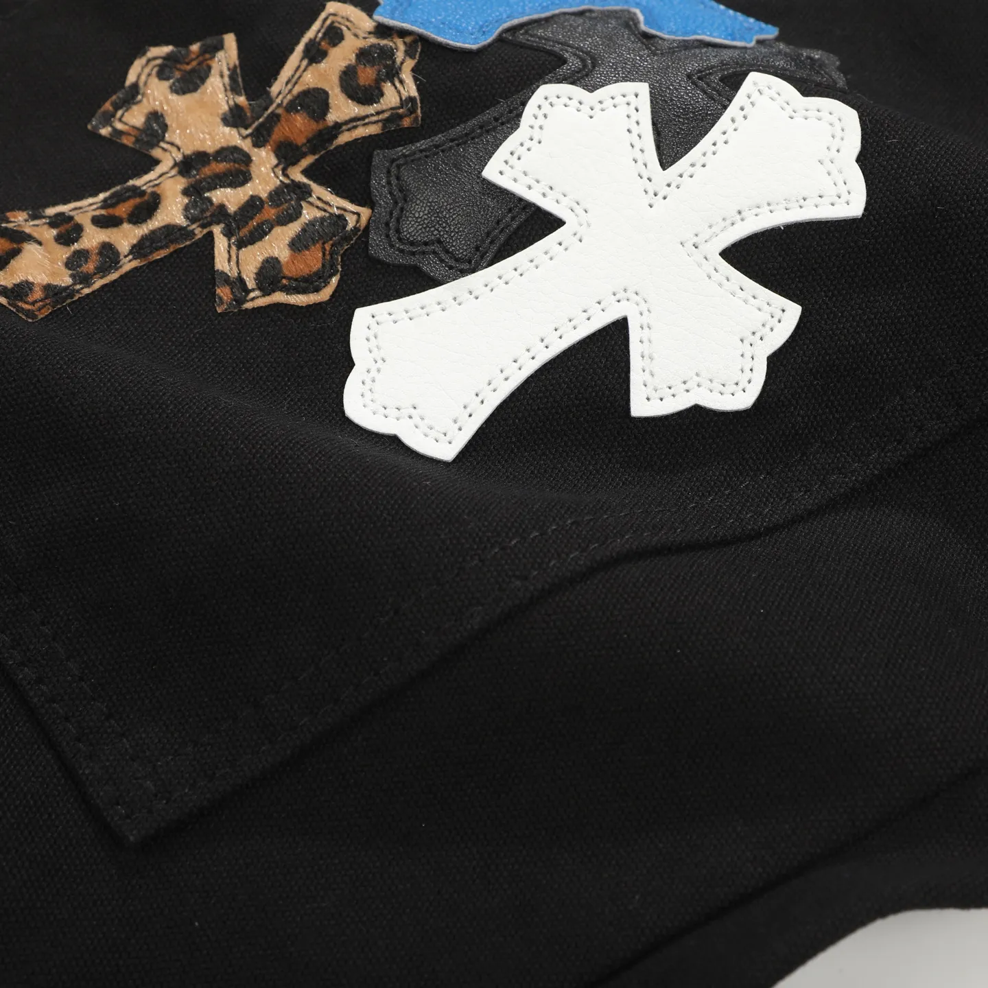 P280 ChromeHearts & ChromeHearts Patent Leather Spliced Blue White Leopard Print Cross Spliced Leather Straight Jeans Ceiling-Level Jeans Hard to Find at the Counter About Zangyin This is an extremely luxurious fashion brand that can also be called the aristocrat of the high street. It has always been an exclusive brand for some hipsters or the rich second generation. Compared with ordinary high streets, it is more luxurious and noble. Compared with luxury brands, it is more fashionable and individual. Top heavy industry fashion design has always been created in the high street luxury style. Speaking of this style, the Zangyin family and the GU family are definitely the leading representative brands. Especially the Zangyin family's creation of high-street style has really reached a state-of-the-art effect. The use of unique washed materials to create this style is already quite eye-catching. It is embellished with pink patchwork cross flowers, which cleverly highlights the brand's charm. Secondly, this style adopts a classic high-waist cut design, which highlights the long legs and fashionable temperament of the upper body. The brand is highly recognizable and the slim fit configuration is more suitable for daily wear. The personality will be fashionable and the specifications can be clearly interpreted. Needless to say, materials and craftsmanship. As an excellent craftsman brand, Zangyin’s requirements for details and craftsmanship are really perfect. The washed color of this model alone has gone through a lot of processes, not to mention the embellishment of denim appliqués. It is also purely handmade and sewn. Just like what they believe in, only handmade things have a soul. Only then does it have the meaning of dressing. A top-notch heavy-duty fashionable denim item. Size: 28/30/32/34/36 Waist: 69/74/79/84/89 Sitting: 97/102/107/112/117 Pants length: 102/104/106/108/110